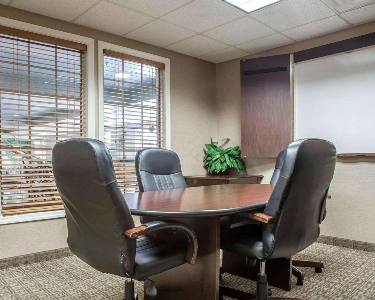 Comfort Inn & Suites Sturbridge-Brimfield מראה חיצוני תמונה
